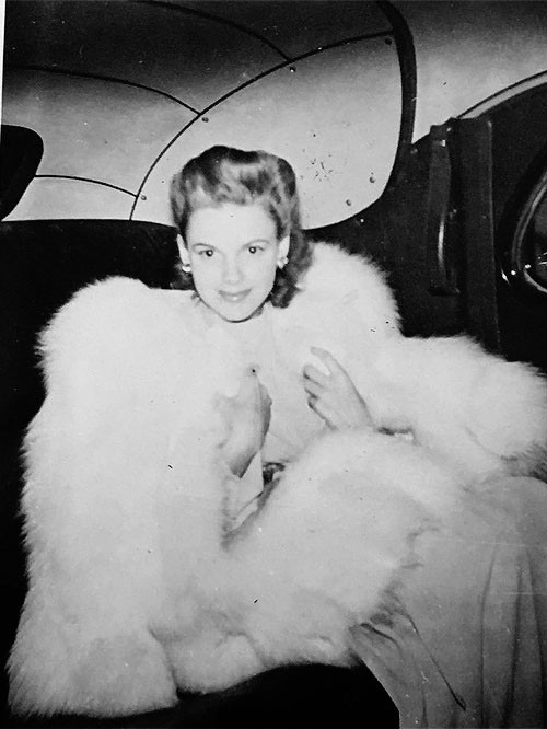 Judy-Garland-photographed-by-a-fan-1940s.jpg