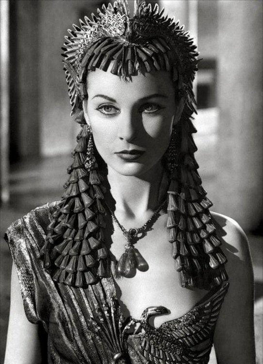 Vivien-Leigh-as-Cleopatra.jpg