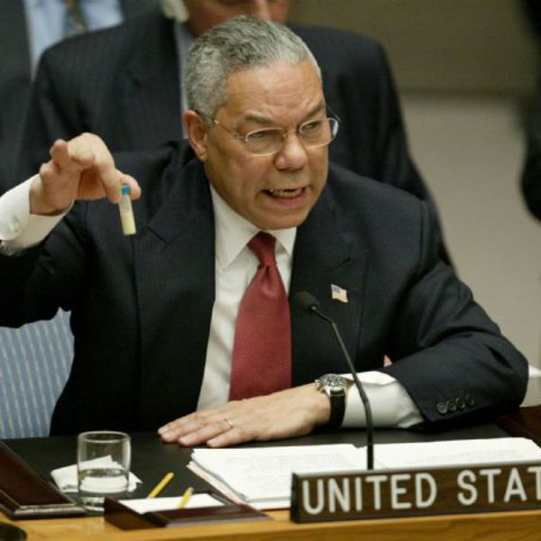 irak-20mars-3-us-secretary-of-state-colin-powell-holds-up-vial-during-presentation-to-un_285961.jpg.234ba227018c4ab2b94273f80369427a.jpg