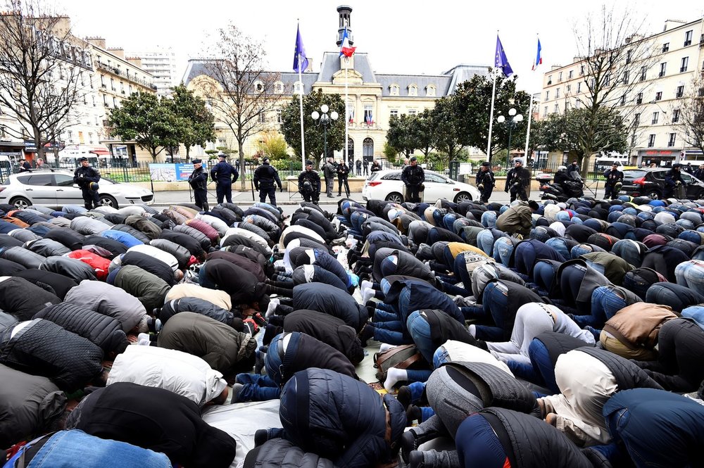 musulmans-prient-devant-lHotel-ville-Clichy-24-2017protester-contre-fermeture-salle-servait-jusqualors-mosquee_0_1399_931.jpg