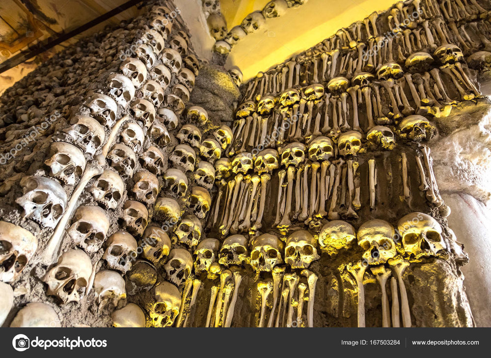 depositphotos_167503284-stock-photo-chapel-of-bones-in-evora.jpg