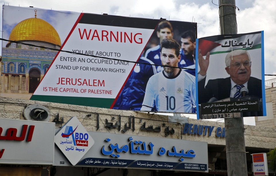 960x614_pancarte-hebron-cisjordanie-appelait-argentine-messi-disputer-match-amical-face-israel-jerusalem.jpg.285eeb6151b77f84600ce57bebad7346.jpg