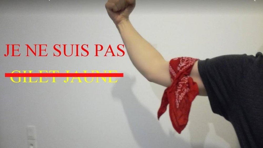 foulard-rouge-aa507f-0@1x.thumb.jpeg.b137954471713bb3640093ad81514b79.jpeg