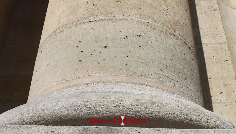 traces-balles-porche-eglise-saint-roch.jpg.920e327d42e84ee106967460159ad028.jpg