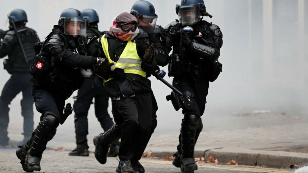 crs-gilets-jaunes-m.jpg