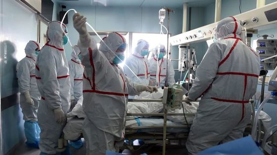 un-patient-est-pris-en-charge-par-des-medecins-d-un-hopital-du-wuhan-dans-la-province-chinoise-de-hubei-le-12-fevrier-2017_5801425.jpg.393ede547ed0f00b51b4579e754e4cdc.jpg