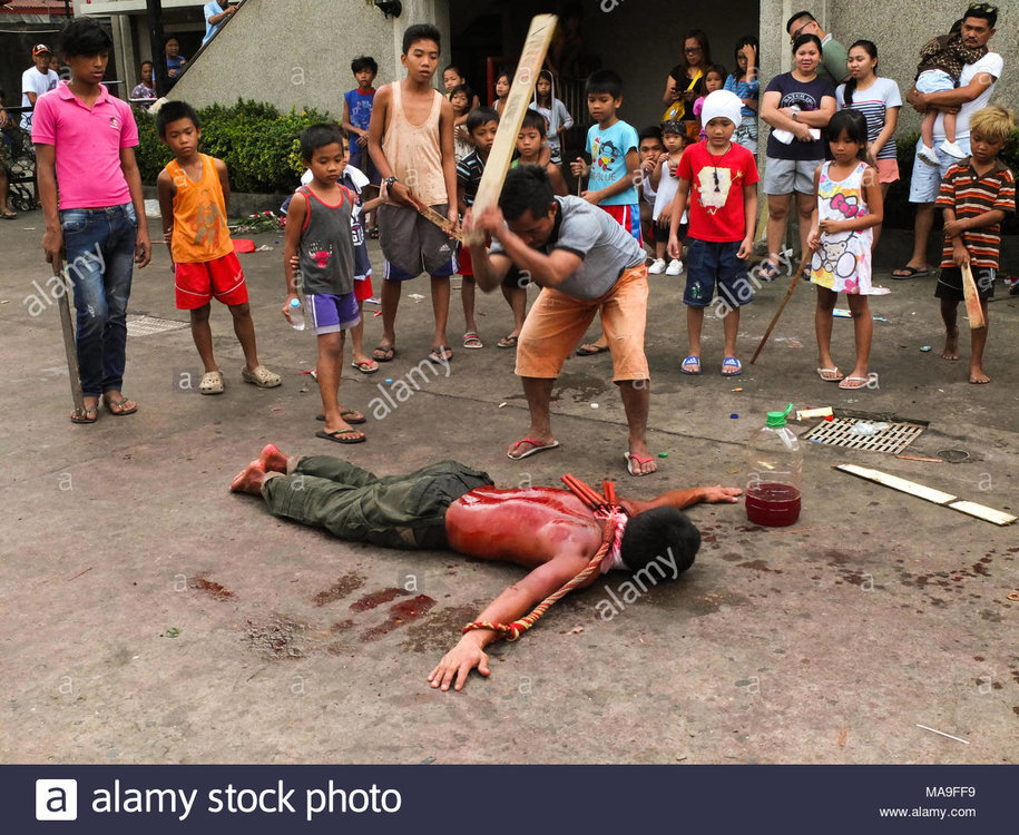 le-28-mars-2012-ville-de-navotas-philippines-un-homme-son-fouet-flagellant-a-la-cour-avant-de-la-chapelle-bon-vendredi-dans-les-philippines-se-composent-de-differents-rituels-comme-l-auto-flagellation-ou-infliger-de-b.jpg