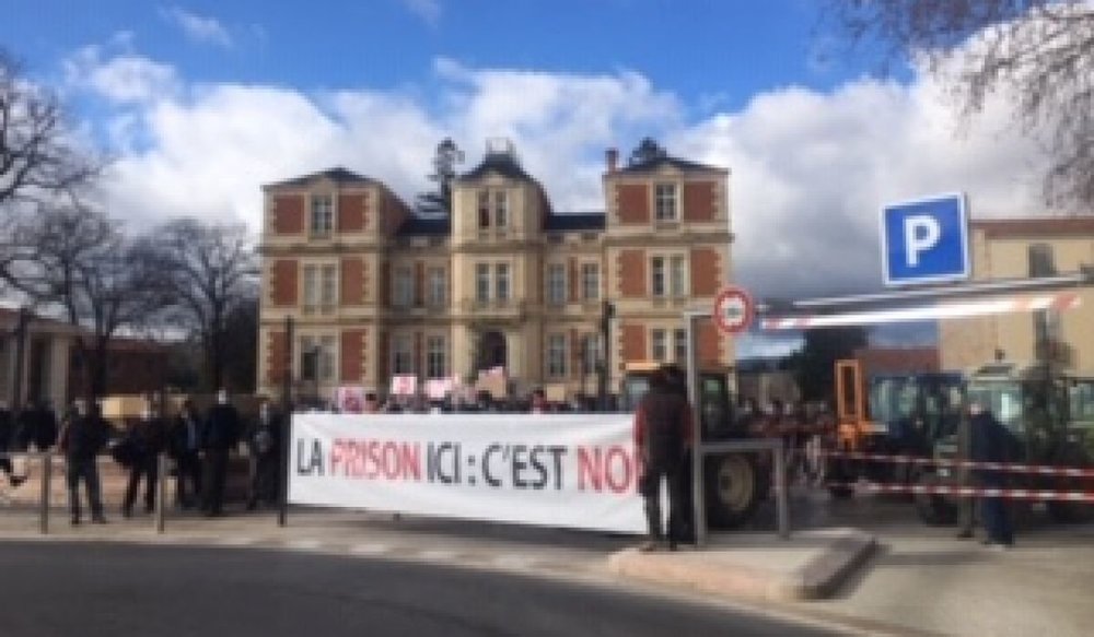 des-vignerons-catalans-mobilises-contre-la-construction-d-une-prison-a-rivesaltes.jpeg