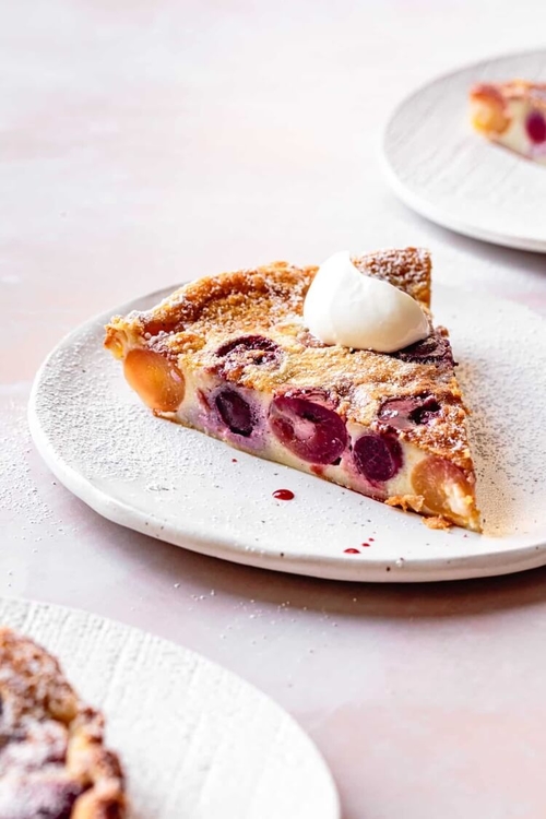 tranche-clafoutis-cerise-garniture-crème-fraîche.jpeg