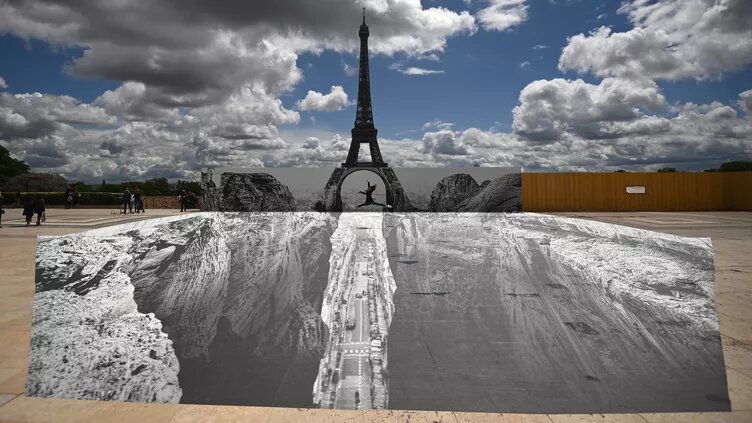 Grâce à une fresque de JR, la tour Eiffel enjambe un canyon en plein