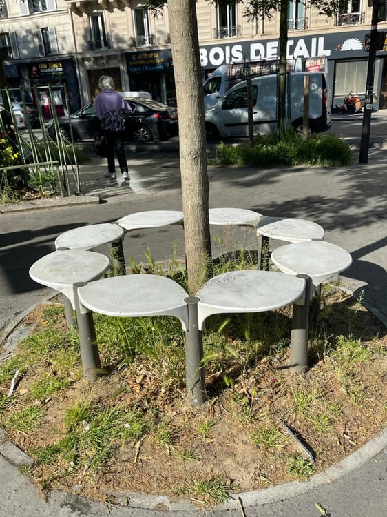 sièges plastiques.jpg