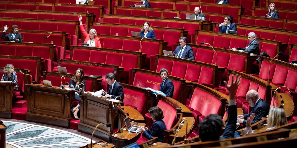le-parlement-adopte-definitivement-le-projet-de-loi-contre-le-separatisme-le-monde.jpg