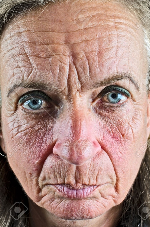 1813505651_20875687-vieille-femme-gros-plan-du-visage-rid.thumb.jpg.0245a5754a3aa0e1b90d0f5b4fca74dc.jpg