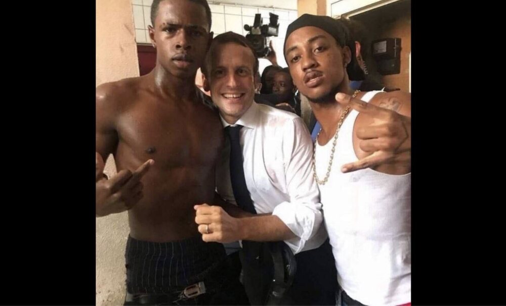 macron-antilles-photo-doigt-honneur.jpg