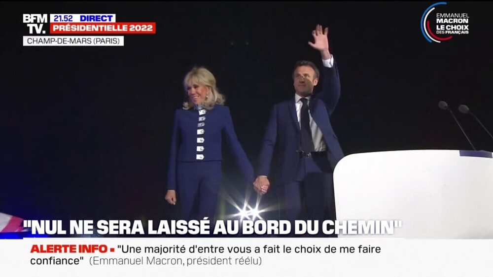 Brigitte-Macron-a-rejoint-Emmanuel-Macron-sur-scene-au-Champ-de-Mars-1400599.jpg