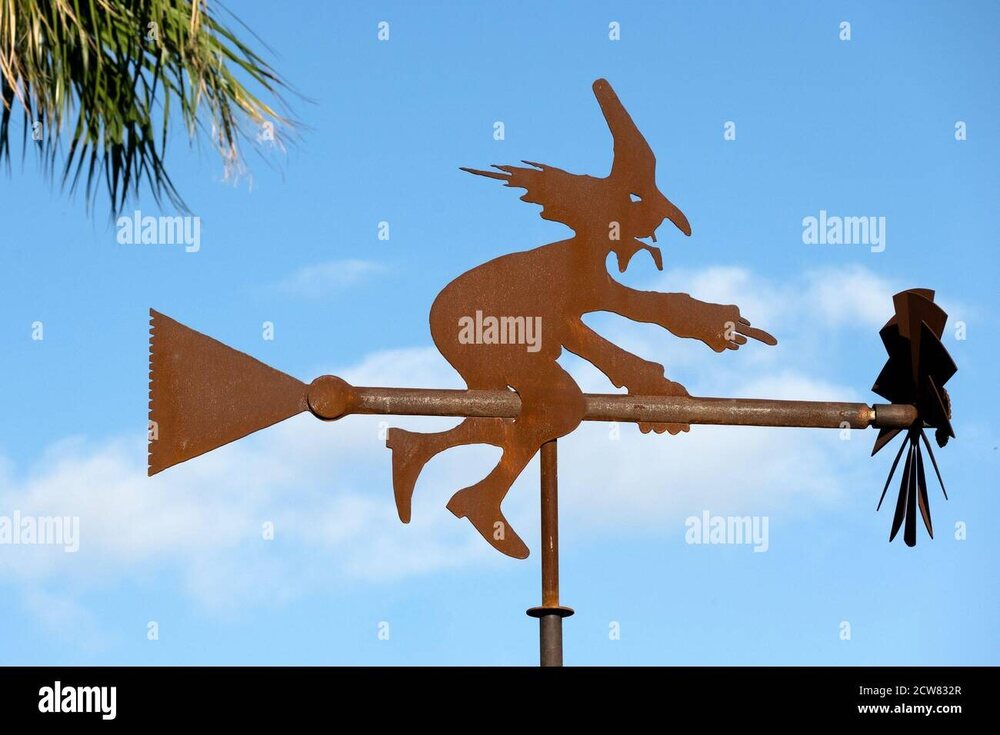weathervane-de-sorciere-volante-installe-au-dessus-de-la-maison-2cw832r.jpg