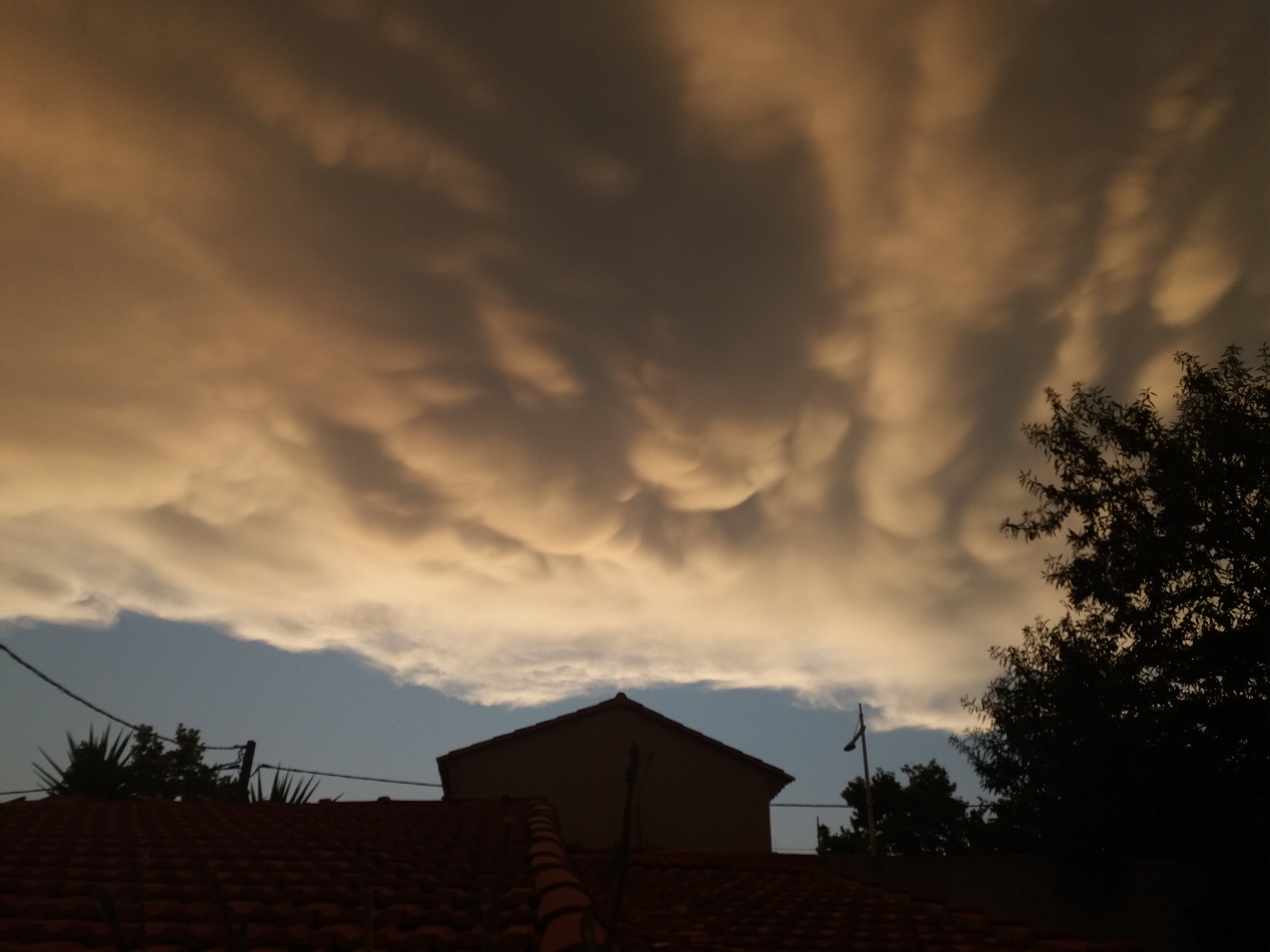 1337880572_Nuages_Mamatus_14-08-22(1).jpg.38584bae7c6e0968a7cd0fe94bd0d804.jpg