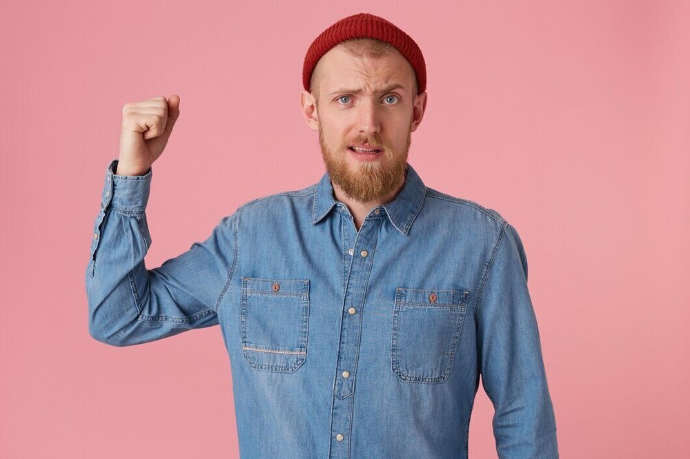 portrait-homme-barbu-agressif-balancant-son-poing-demontre-geste-guerrier-portant-chemise-jean-isole_295783-2135.jpg