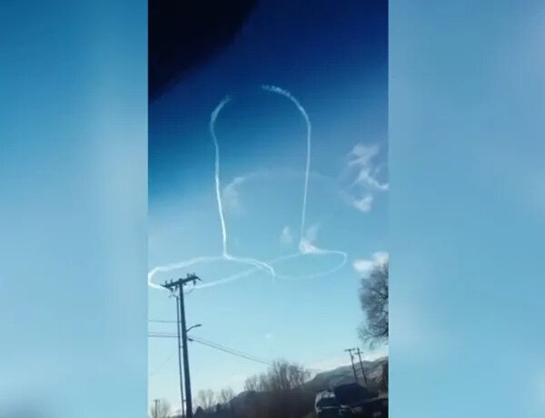 7791086410_un-pilote-de-la-marine-americaine-dessine-un-penis-dans-le-ciel.jpg.b3e60cf6926b836ce21ecb0492e4052f.jpg