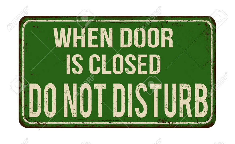 72264732-lorsque-la-porte-est-fermée-ne-pas-déranger-cru-signe-de-métal-rouillé-sur-un-fond-blanc.jpg