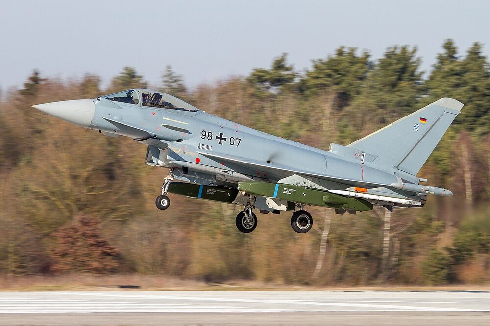 1290186795_Eurofighter_Typhoon_IPA_7_with_TAURUS_ETSI_Final_Approach_No._2.thumb.jpg.563efedc0a80b8c42eabb7c7a61389fb.jpg