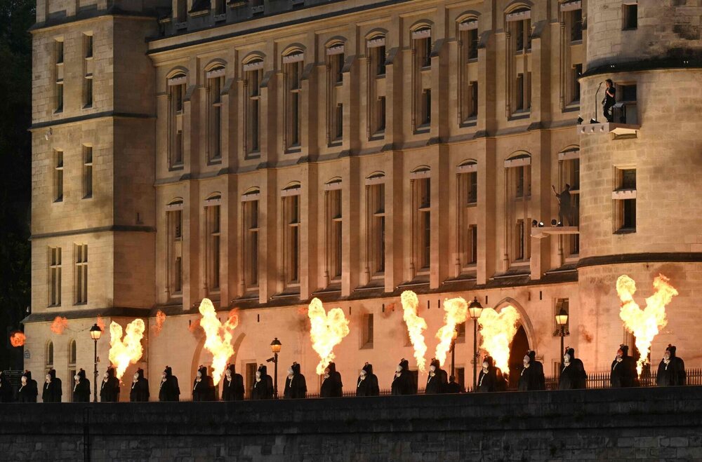 le groupe Gojira devant la Conciergerie.jpg