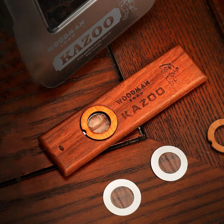 details-Kazoo-en-bois-dans-un-etui-en-metal.jpeg