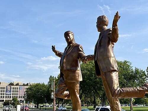 1264162040_StatuedeTrump(gauche)etEpstein(droite)faceauCapitoleorigineWikipedia.jpg.d623e1964b644f720dfa29a5948f66d4.jpg