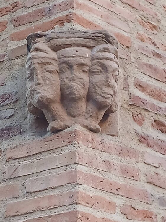 sculptures visages.jpg